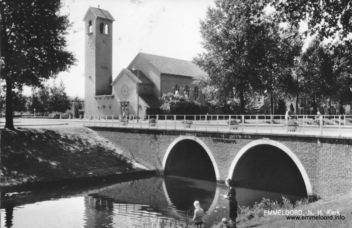 Kerk-Hoeksteen8.jpg Kerk-Hoeksteen8.jpg